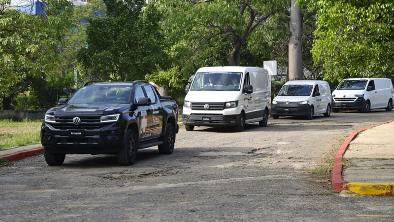 Amarok Dark Label, Crafter Cargo Van, Caddy Cargo y Transproter Cargo Van demostrando sus capacidades