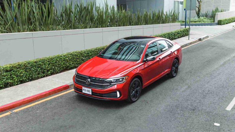 Jetta 2023, auto sedán de Volkswagen en color rojo, con modo Eco para ahorrar combustible. 