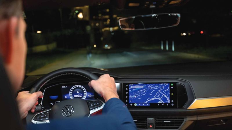 Conductor maneja camioneta de Volkswagen 2023 que integra Digital Cockpit.