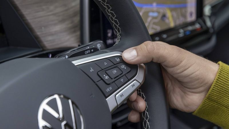 Botones en el volante de camioneta de lujo Volkswagen, con forro de leatherette y costuras.