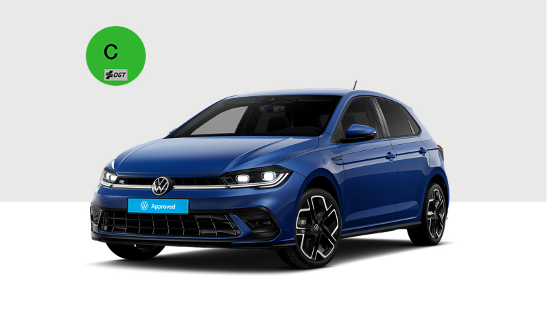 Un Volkswagen Polo de color azul oscuro vista tres cuartos