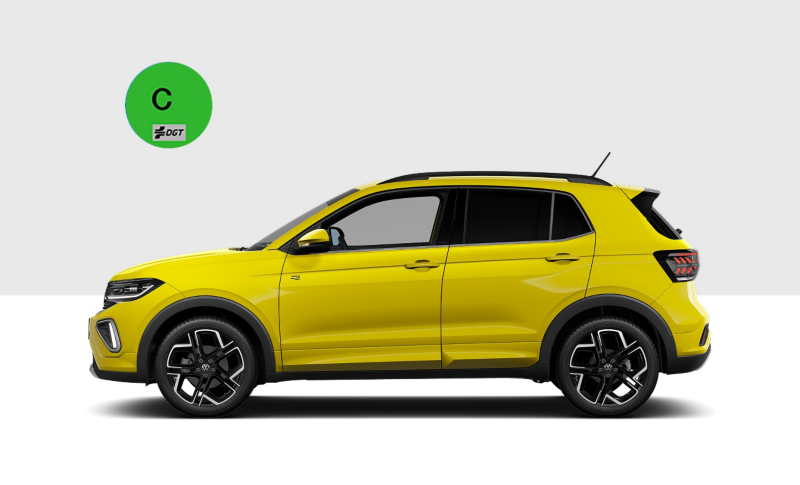 Volkswagen T-Cross amarillo visto de costado sobre un fondo gris y la etiqueta C de la DGT