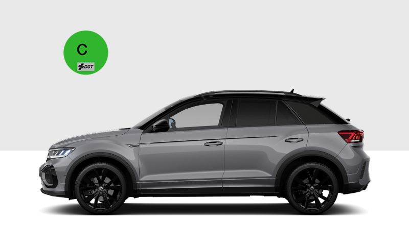 Volkswagen T-Roc gris visto de costado sobre un fondo gris y la etiqueta C de la DGT