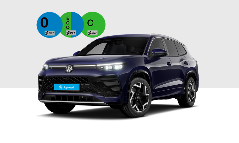 Un Volkswagen Tayron de color azul oscuro vista tres cuartos