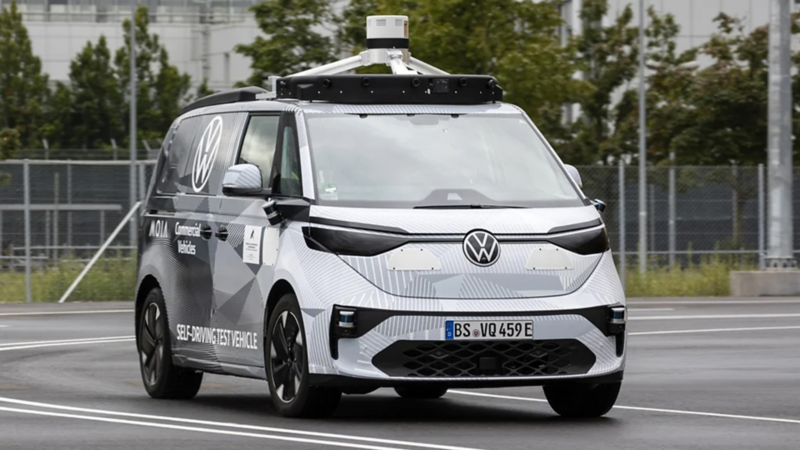 Ein selbstfahrender Prototyp des ID.Buzz steht auf einem Platz