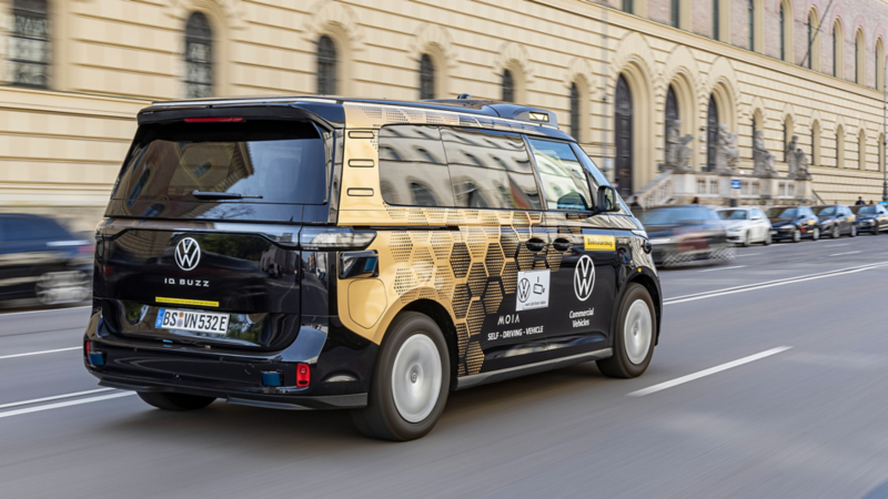Un prototipo a guida autonoma dell'ID.Buzz guida su strada