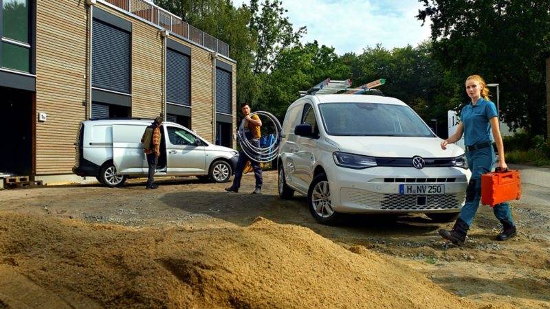 De nieuwe Volkswagen Caddy Cargo aan het werk op een werf.