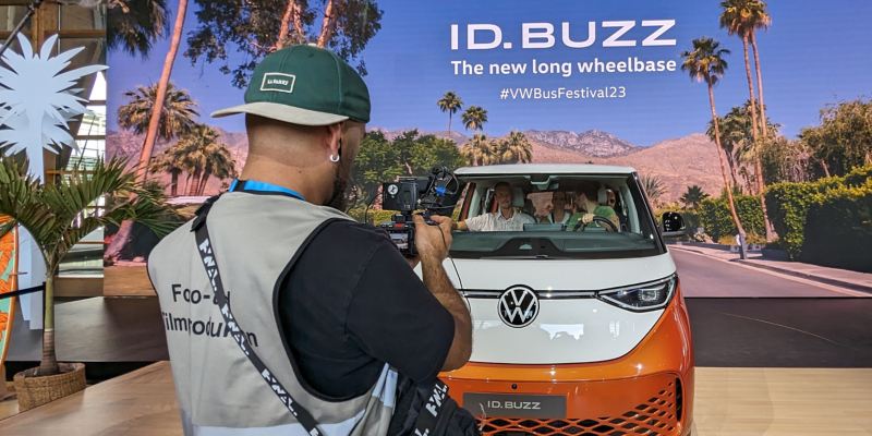 Ein Pressefotograf macht Bilder vom VW ID. Buzz.