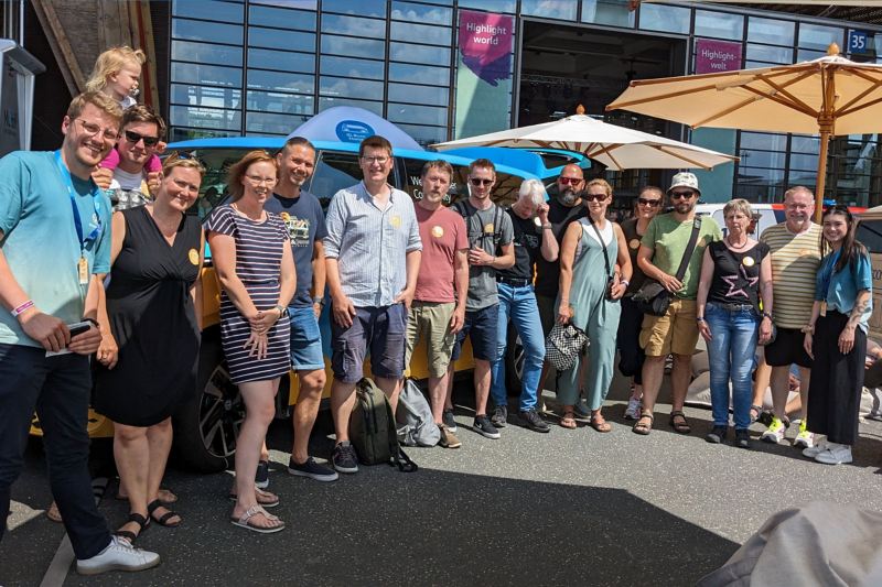 Ein Gruppenfoto von Besuchern des VW Bus Festivals 2023.