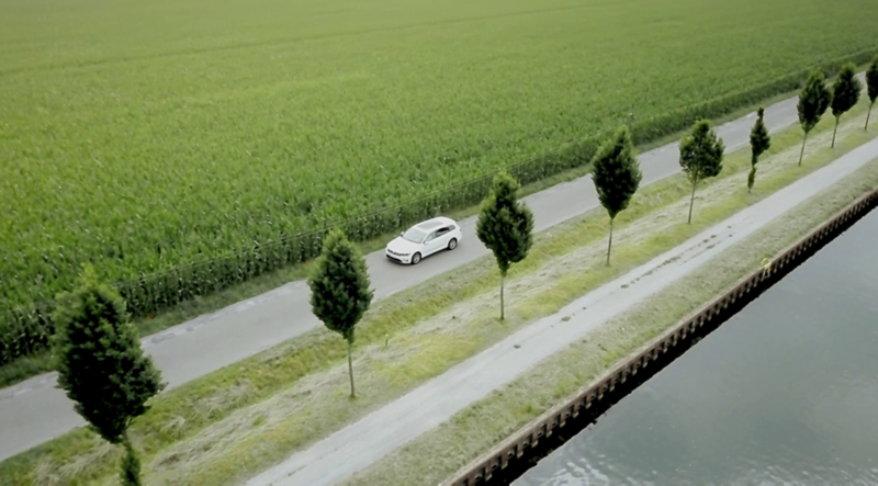 e-Golf på en vej ved siden af en kanal