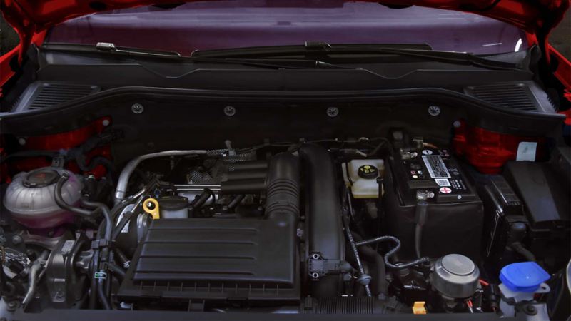 Motor de camioneta SUV 2022 de Volkswagen, con depósitos de anticongelante, agua y batería. 