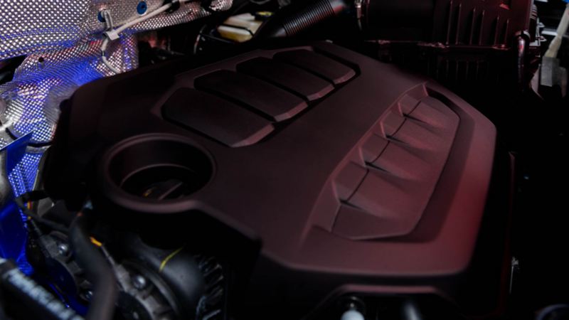 Motor turbo TSI de una camioneta SUV Volkswagen, con iluminación especial para sesión de fotos. 