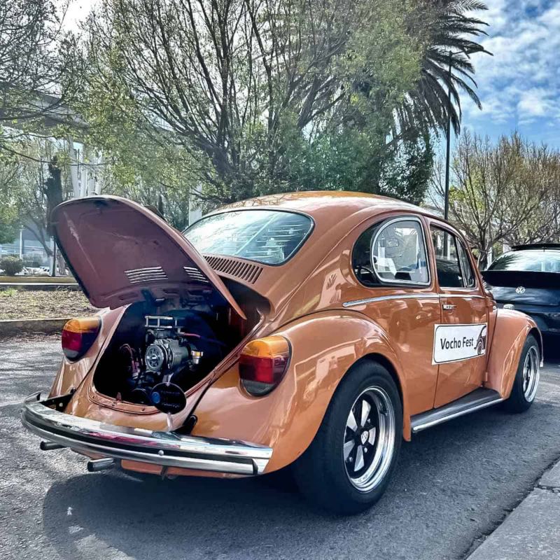 Vocho de colección con la puerta de motor abierta. 