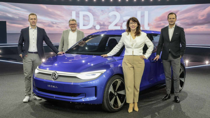 Volkswagen ID. 2all en color azul con ejecutivos de Volkswagen en presentación oficial. 