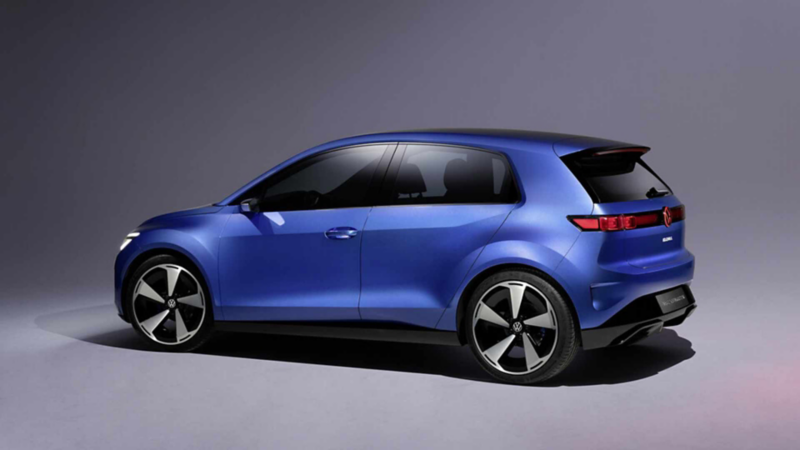 Nuevo auto eléctrico de Volkswagen en color azul. Vista lateral a puerta de conductor. 