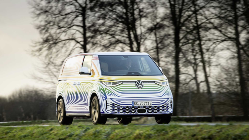 Volkswagen ID. Buzz en color blanco con lineas multicolor. Furgoneta eléctrica próximamente en venta. 