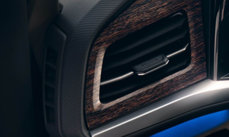 La baguette décorative «Dark Woodgrain Optic» dans le VW Mulitvan.