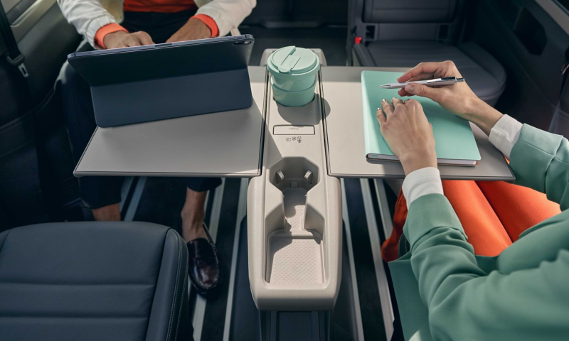 nueva VW Multivan con mesas plegables