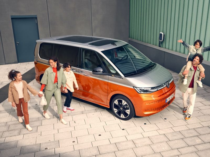 Nya VW Multivan T7 laddhybrid i orange och silver