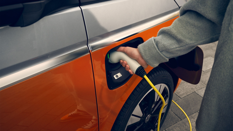 VW Multivan ehybrid blanc orange en charge