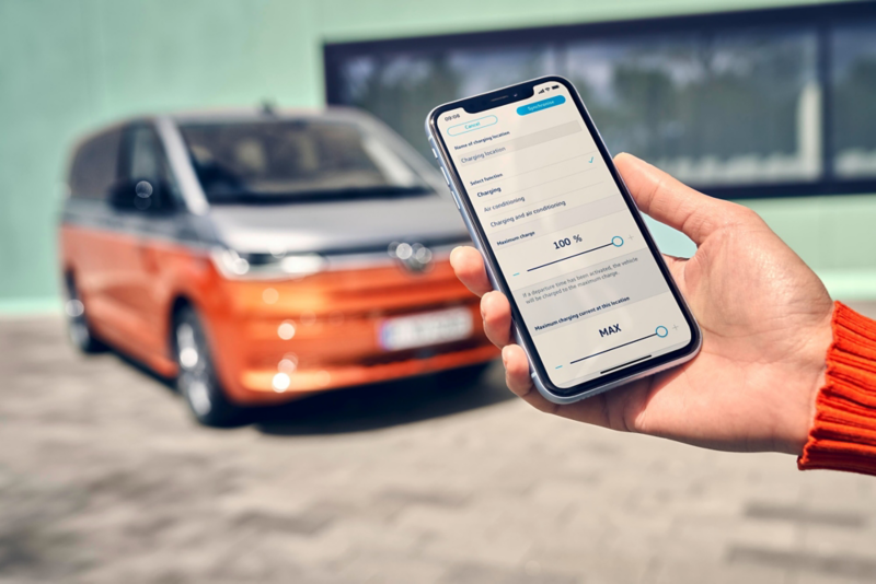 El VW Nuevo California aparcado en la orilla junto a dos personas.