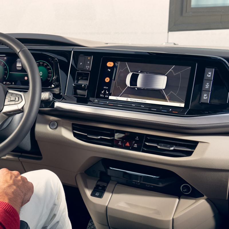 Parkeringshjälp visualiseras i Infotainmentskärmen på en VW California.