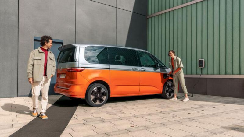 Bildet viser den nye Volkswagen T7 Multivan ehybrid ladbar hybrid