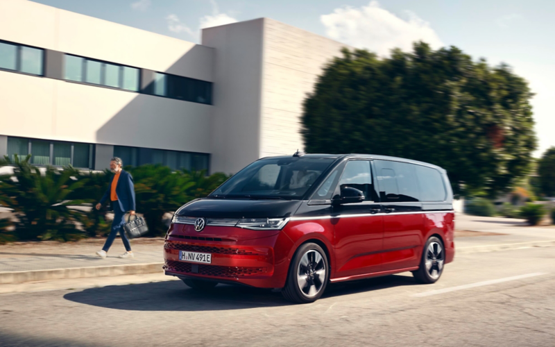 El VW Nuevo California aparcado en la orilla junto a dos personas.