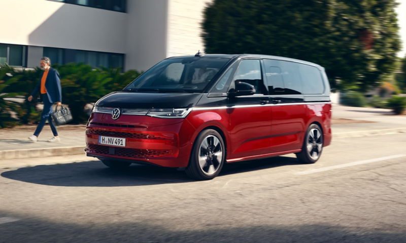 Ein VW Multivan fährt über eine Straße.