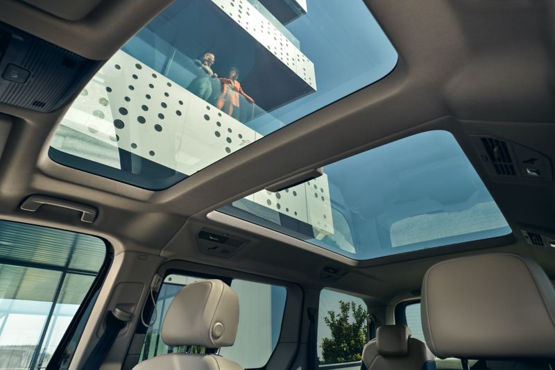 Panoramaglastaket inifrån VW Multivan.