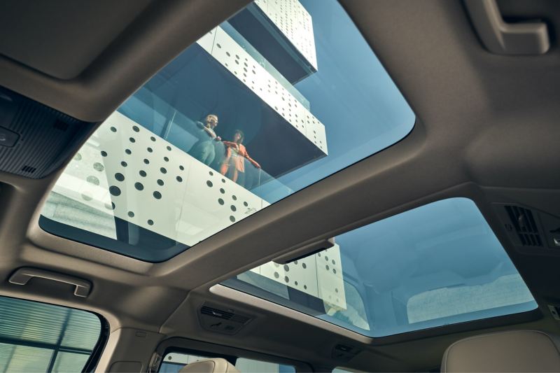 Le toit vitré panoramique vu de l’intérieur du Multivan VW
