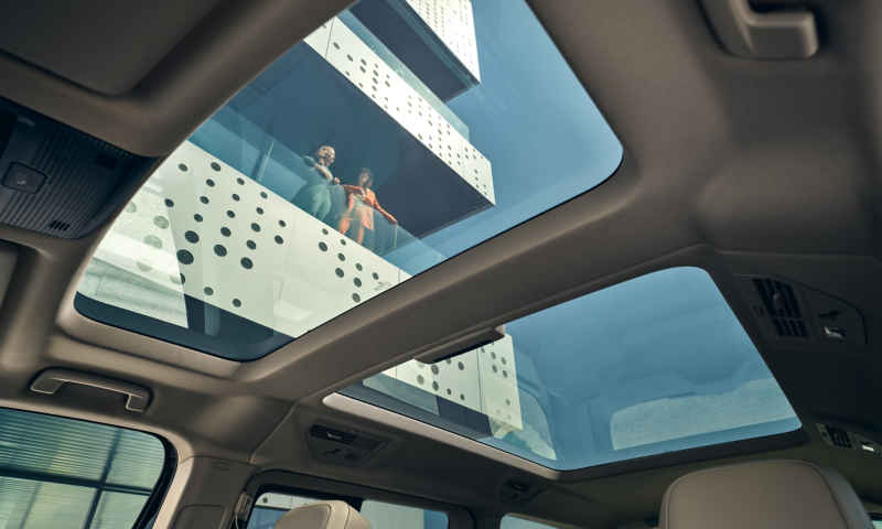 Uno sguardo attraverso il tetto panoramico in vetro di Volkswagen Multivan Style.