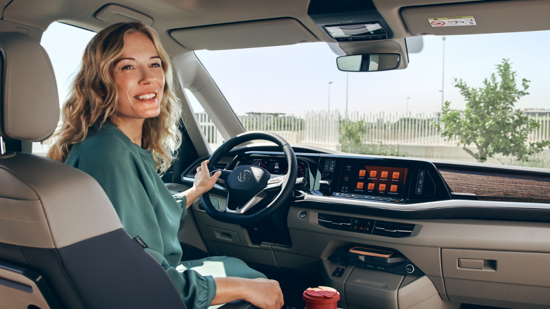 Eine Frau sitzt in einem VW Multivan