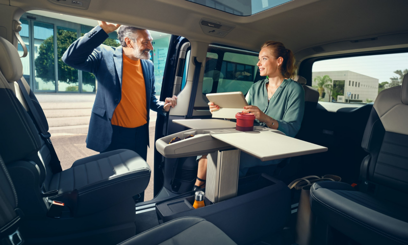 Gröntonade värmeskyddsglas i en VW Multivan minibuss.