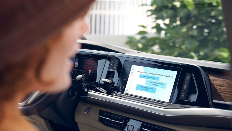 Close up auf das Armaturenbrett mit der geöffneten Amazon Alexa App eines VW Nutzfahrzeugs.