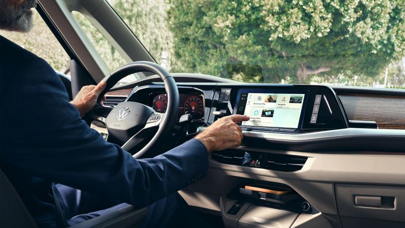 Ein Fahrer eines VW Nutzfahrzeugs möchte die Amazon Alexa App öffnen.