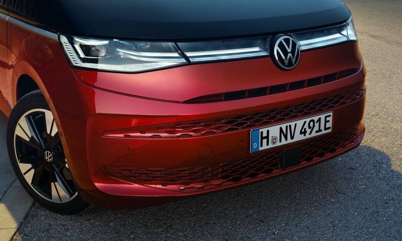 Närbild på grillen och IQ Light LED-strålkastare på en tvåfärgad VW Multivan Style laddhybrid
