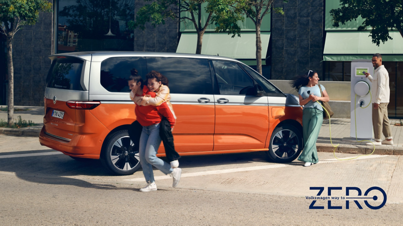 Un Multivan Energetic VW se trouve à une borne de charge