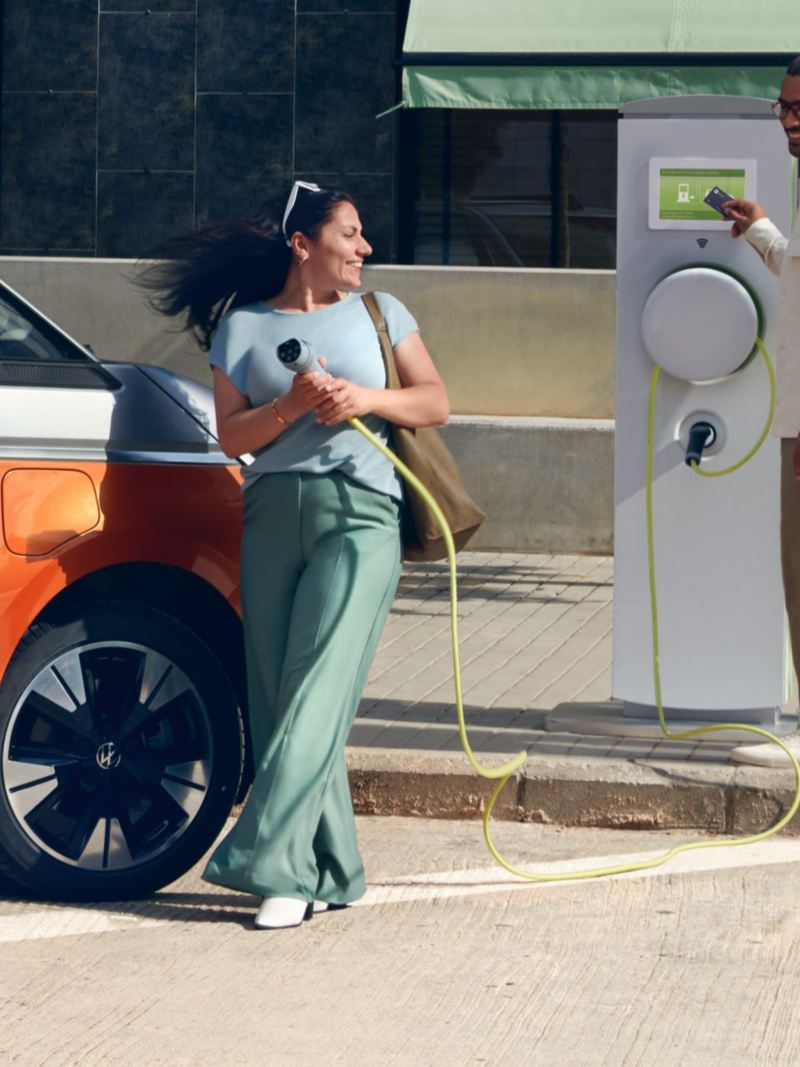 La VW Multivan Energetic en charge à une station de recharge.