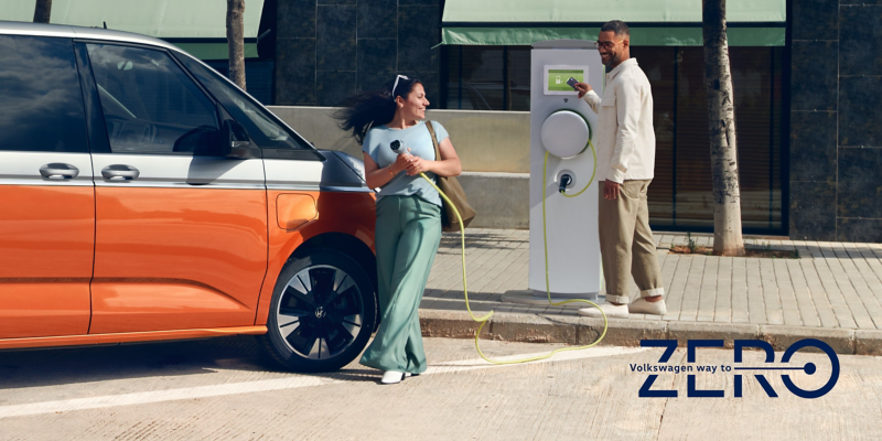 Le Multivan Energetic VW se recharge à une station de chargement.