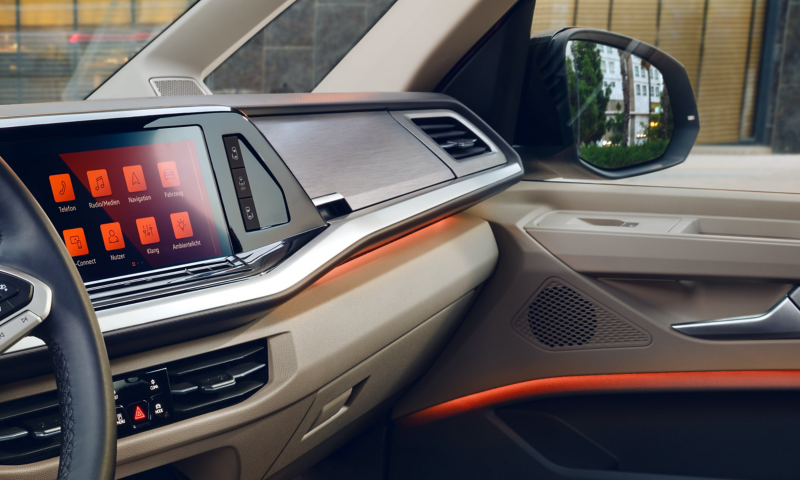 Instrumentpanel med dekorinlägg och ambient light i en VW Multivan eHybrid minibuss