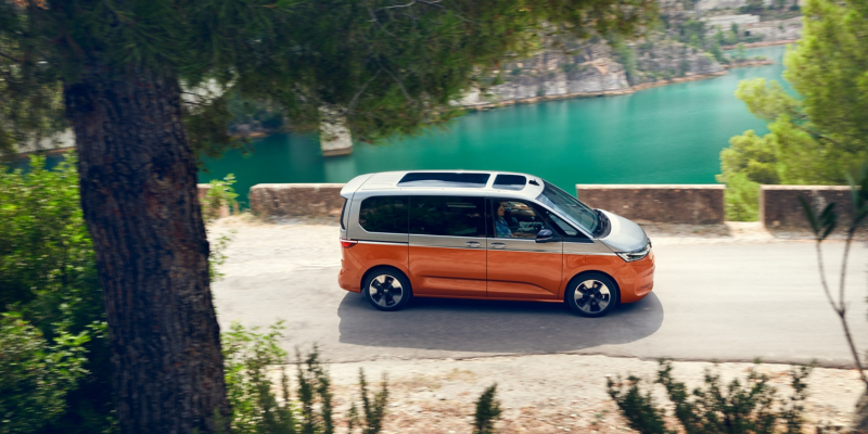 Le Multivan Energetic VW au bord d’un lac.