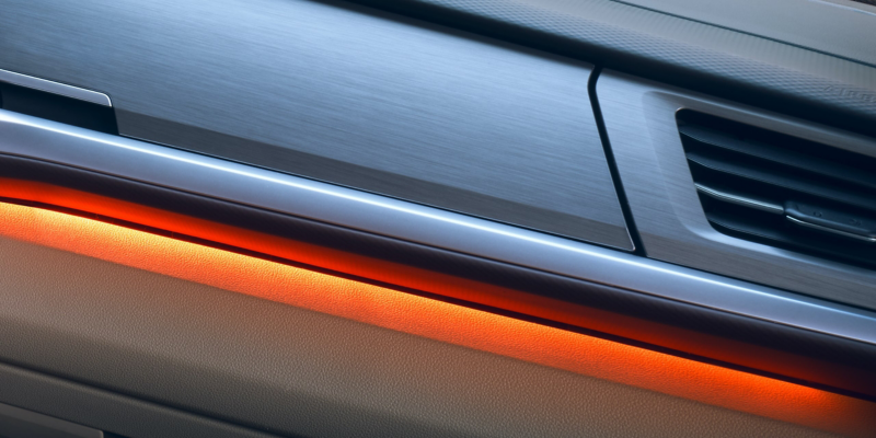 L’éclairage d’ambiance orange sur la porte du Volkswagen Multivan.