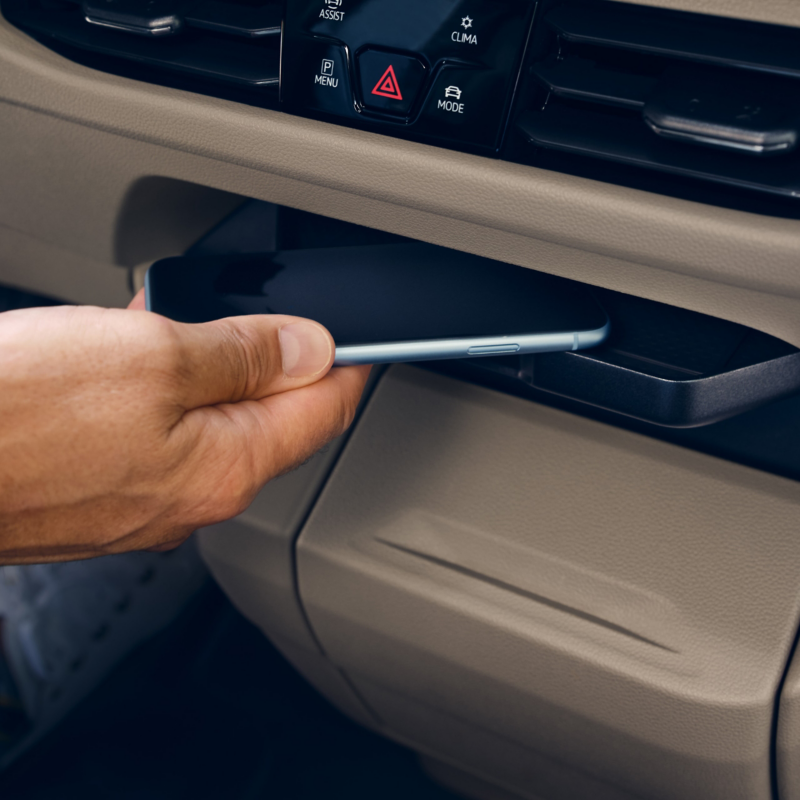 Mobiltelefongränssnittet "Comfort" i VW Multivan eHybrid minibuss med induktiv laddning.