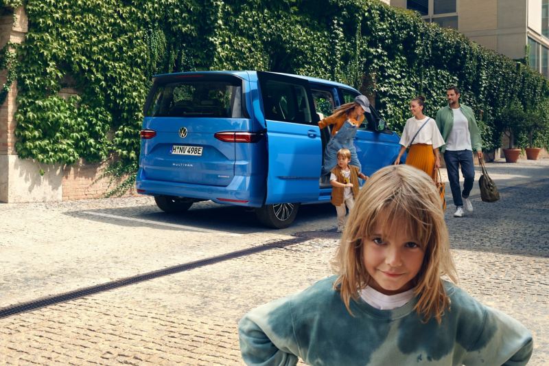 Une famille avec le Multivan de VW.