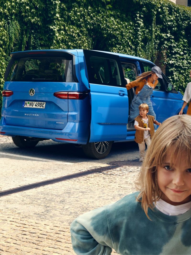 Une famille avec le Multivan VW.