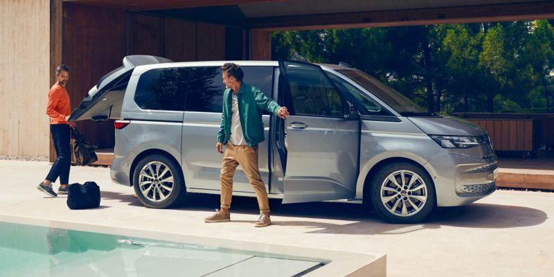 Le Multivan VW se gare près d’une piscine.