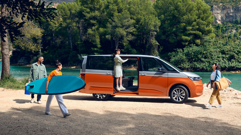 Der VW Multivan mit geöffneten Schiebetüren.
