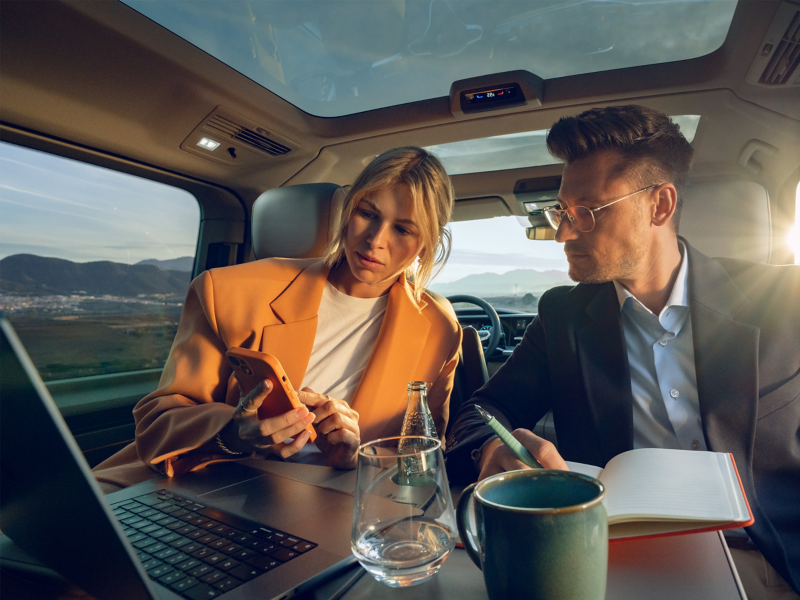 2 personnes dans un VW Multivan utilisant les services VW Connect