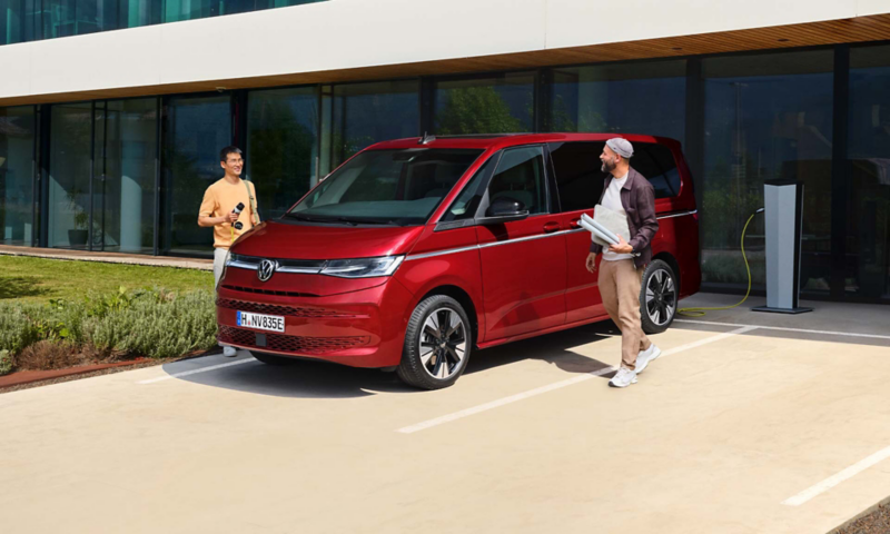 Dos hombres cargando el VW Multivan eHybrid.